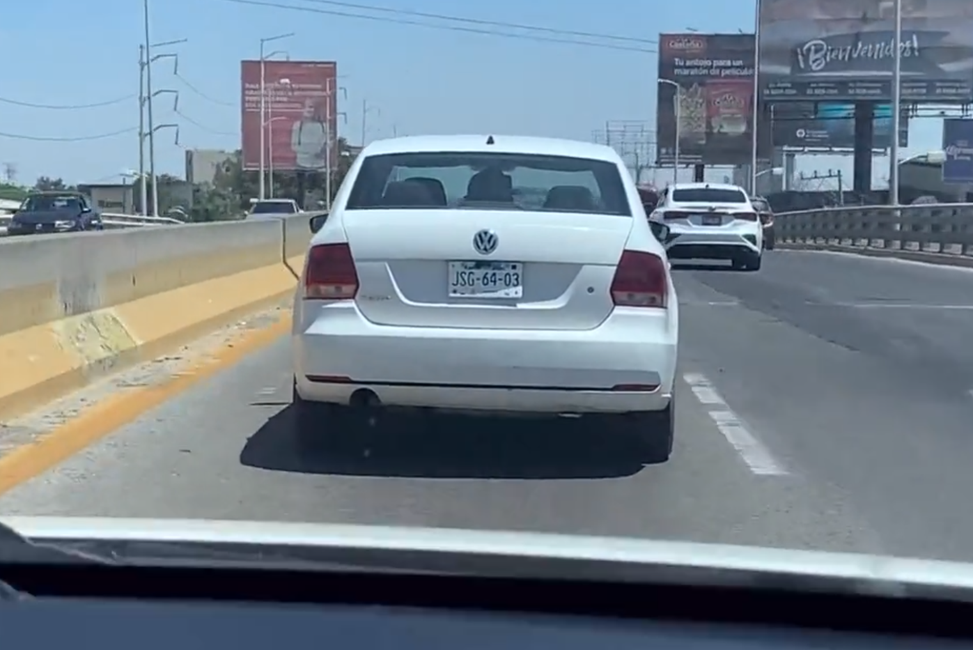 Graban a hombre golpeando a una mujer mientras maneja en Jalisco: VIDEO