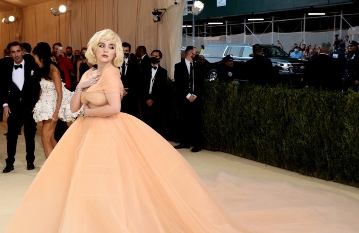 Billie Eilish lució un atuendo de los años 50 en la Met Gala 2021. Foto: Getty Images