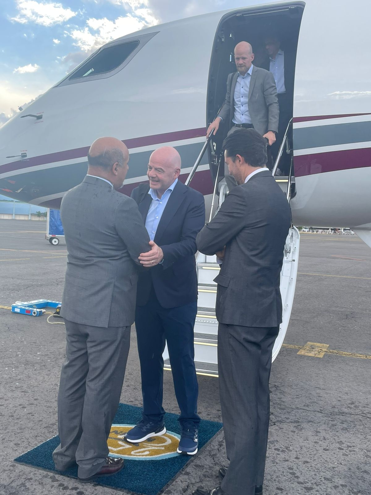 Infantino fue recibido al bajar del avión por emisarios del gobierno