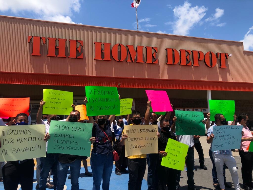 Los manifetantes indicaron que permanecerán durante la tarde afuera de Home Depot en Cancún hasta ser escuchados