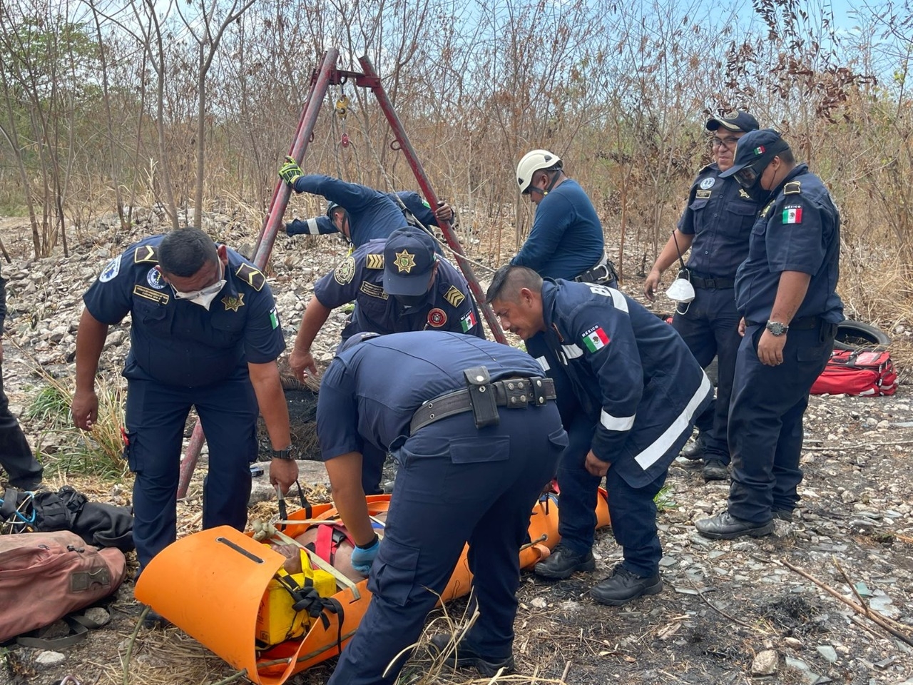 Borracho es arrojado por sus amigos a un drenaje; fue rescatado por la SSP en Mérida