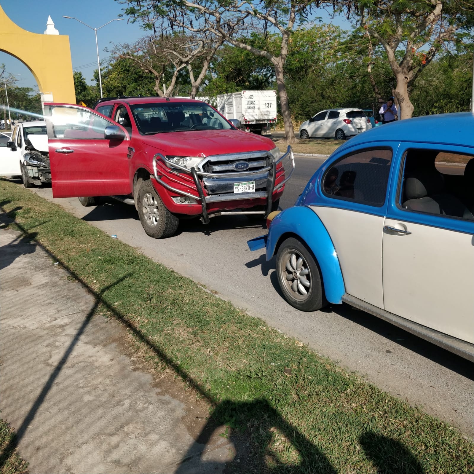 Carambola entre tres vehículos sobre la avenida Internacional de Mérida deja varios daños