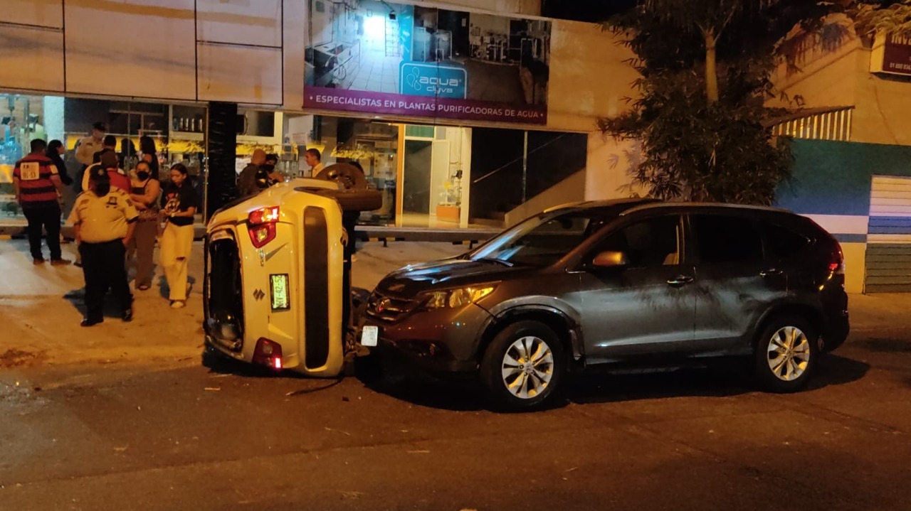 Lo que sería una buena noche de jueves terminó en un accidente que dejó daños materiales