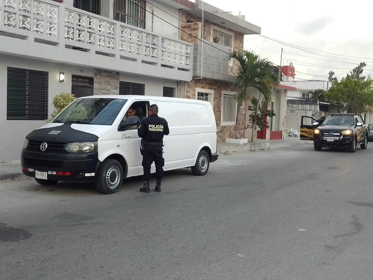 Una camioneta blanca fue inspeccionada en Progreso, pero el conductor se deslindó del asunto