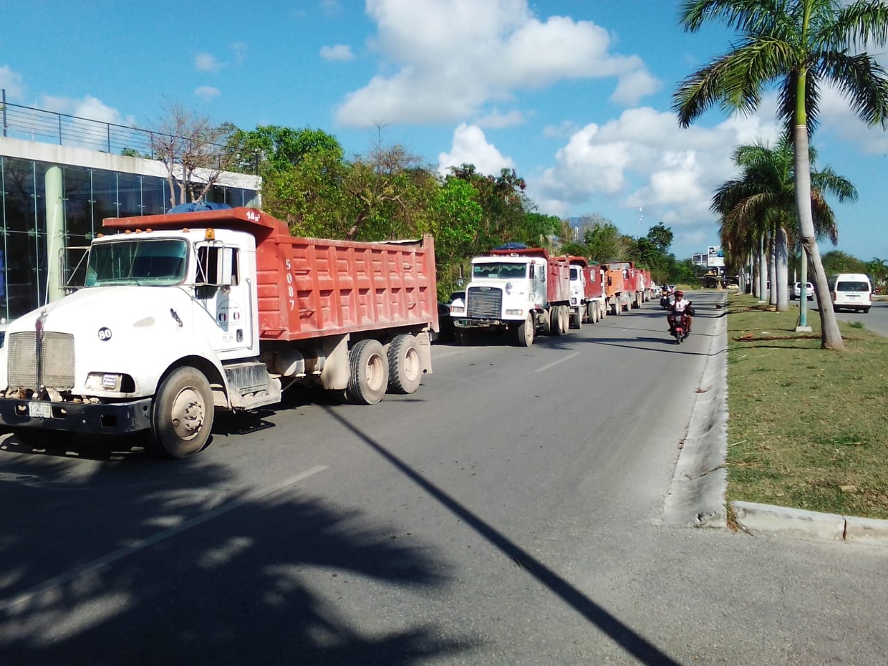 Los volqueteros de Playa del Carmen indicaron que mantendrán el bloqueo hasta que no haya acuerdos tras la suspensión provisional del Tramo 5 del Tren Maya