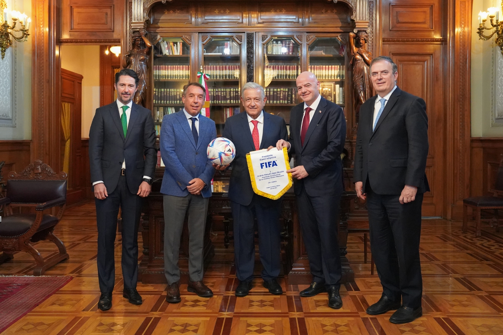Gianni Infanitno, presidente de la FIFA, queda sorprendido del amor de México por el futbol