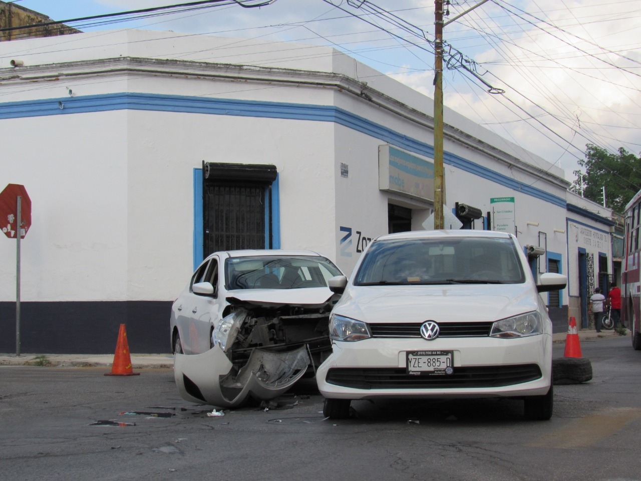 Descuido de un conductor provoca fuerte accidente en el Centro de Mérida