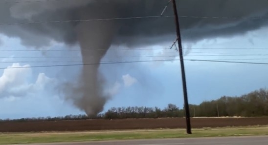 Tornado azota el Suroeste de Kansas, Estados Unidos: VIDEO