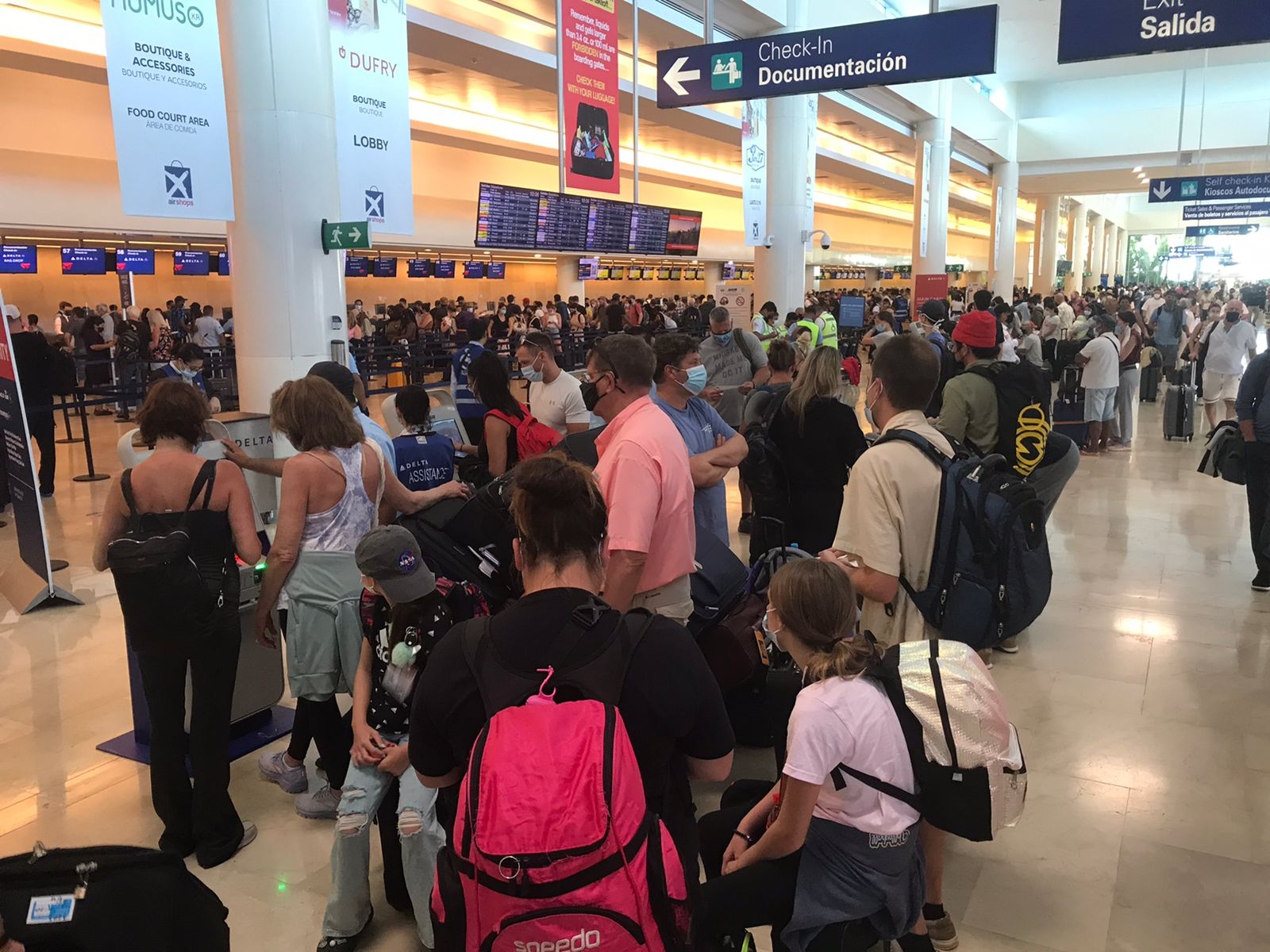 Más de mil turistas esperan un vuelo en el aeropuerto de Cancún: VIDEO