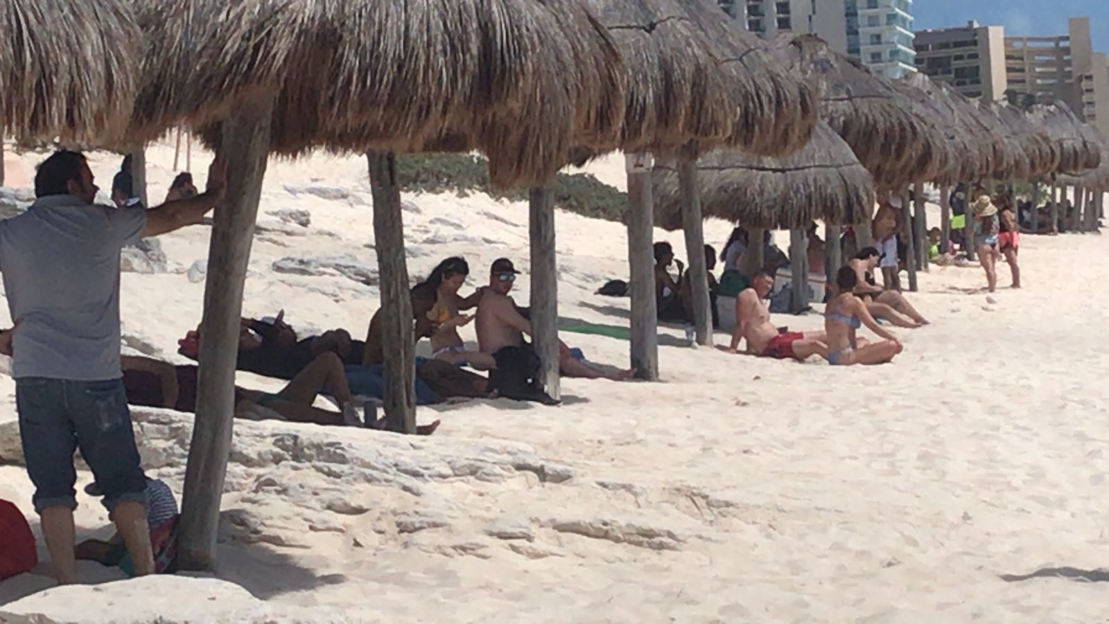 Turistas disfrutan del sol y la arena en Playa Delfines de Cancún: VIDEO