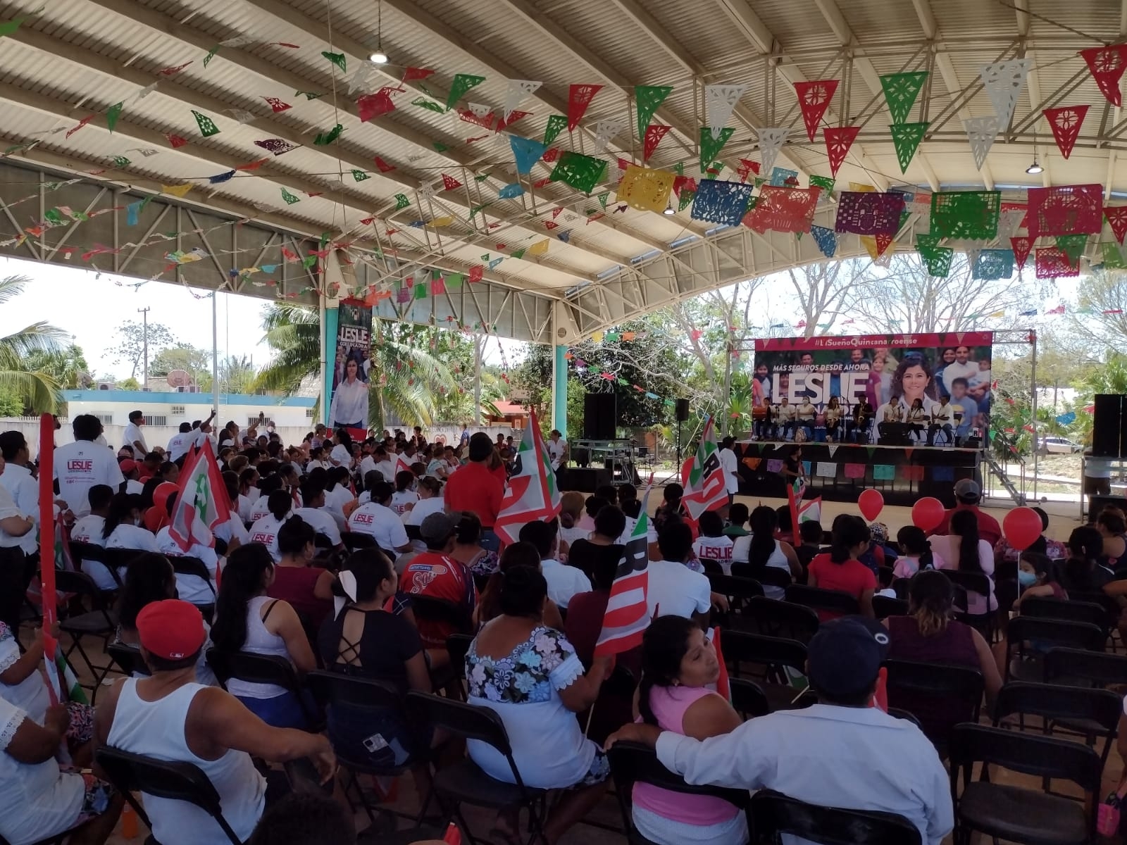 El evento, previsto para iniciar a la 1:00 de la tarde en Carrillo Puerto, presentó un atraso, ya que la candidata del PRI a la gubernatura de Quintana Roo, no ha llegado