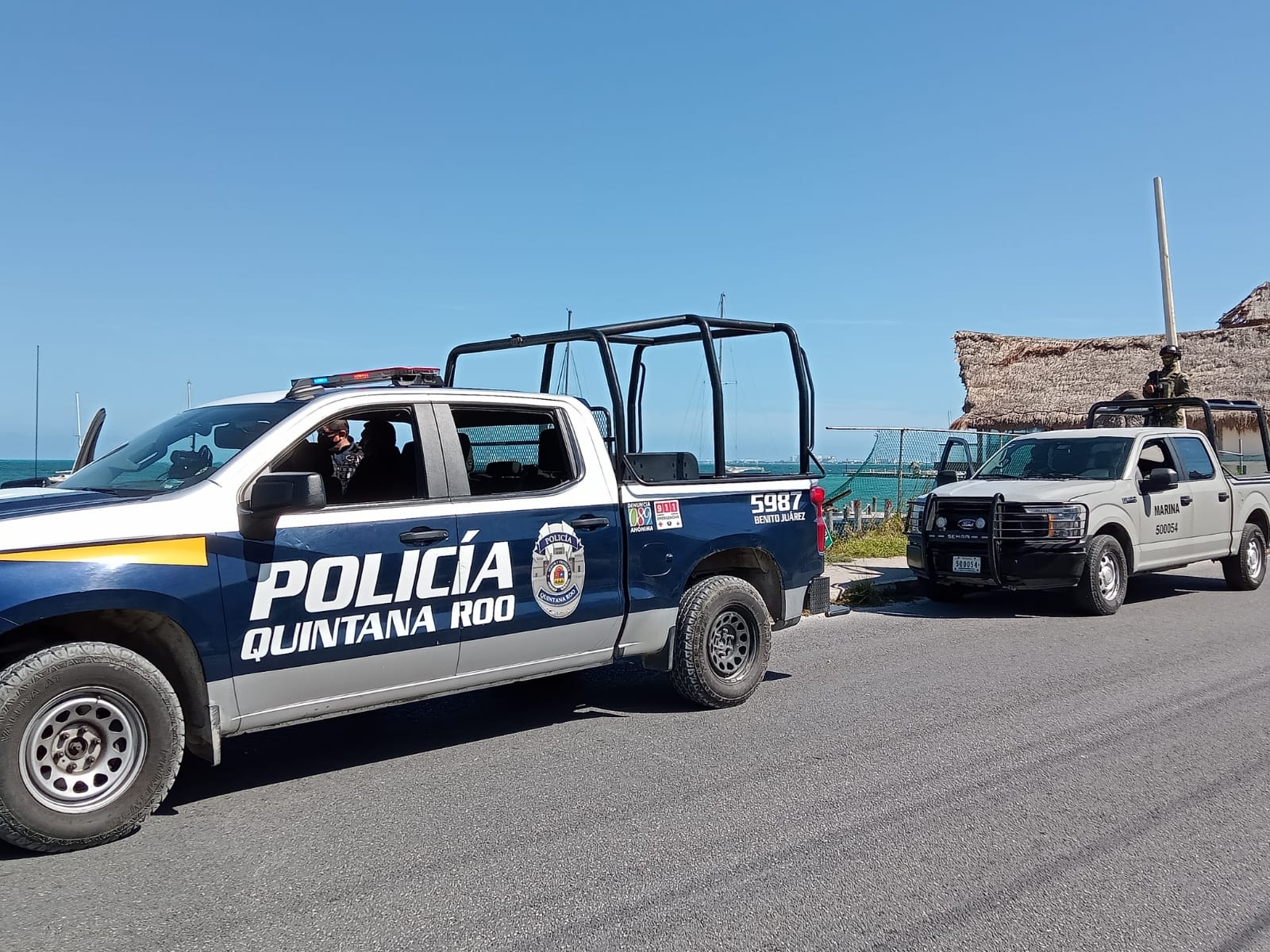 Patrullas de la Semar y de la Policía acudieron a la Supermanzana 85 de Cancún tras recibir el reporte del descubrimiento de un artefacto explosivo