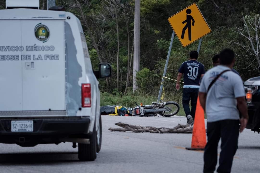 Motociclista muere tras ser arrollado por un tráiler en la carretera Tulum-Carrillo Puerto