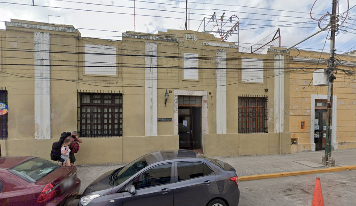 El edificio se ubica en la calle 66 No. 525 entre 65 y 67 en el centro de Mérida