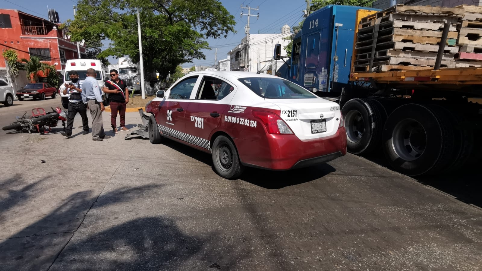 Taxista atropella a dos jóvenes en motocicleta en Ciudad del Carmen