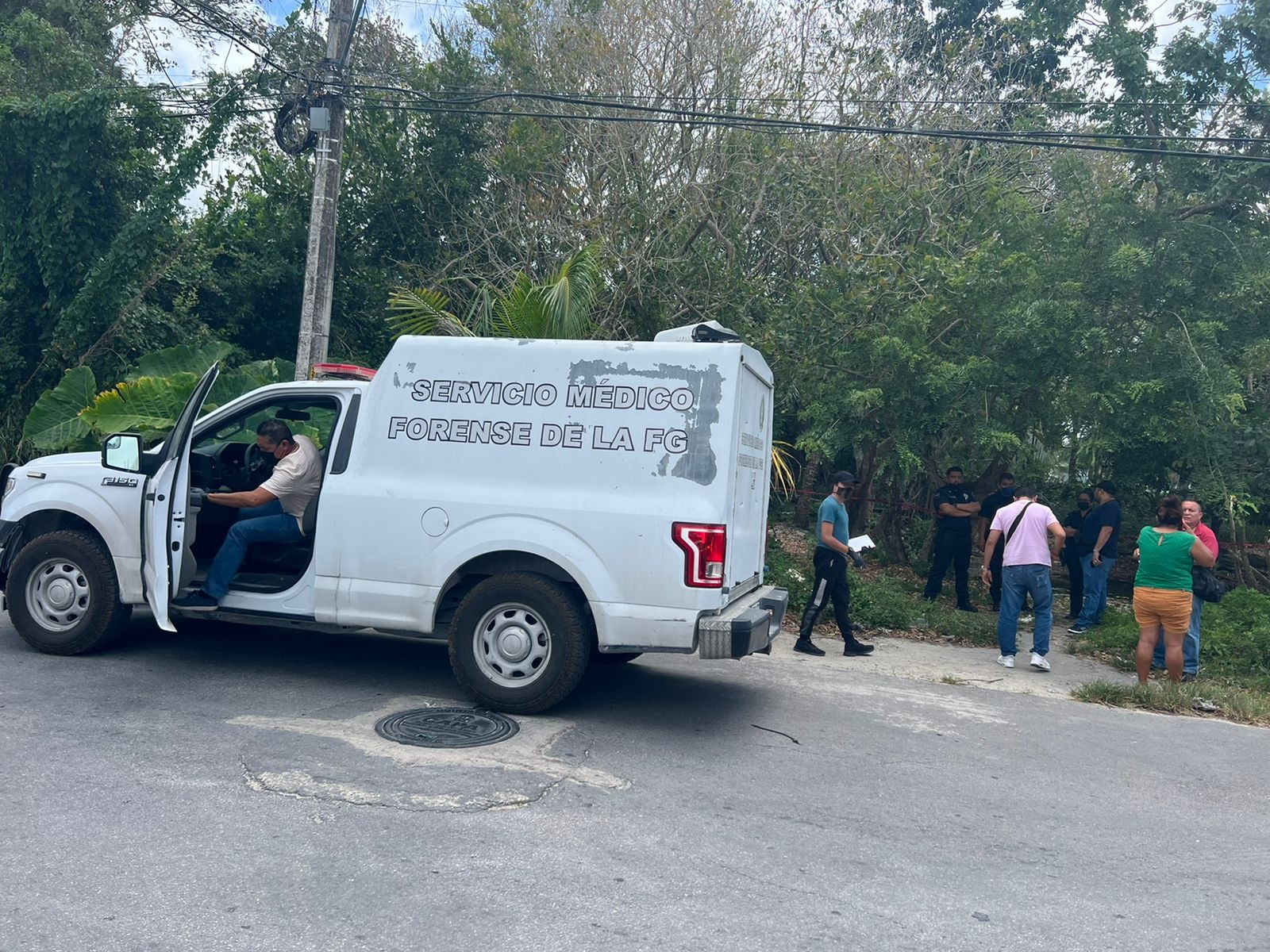 Hallan un cuerpo sin vida dentro de un lote baldío en Cozumel