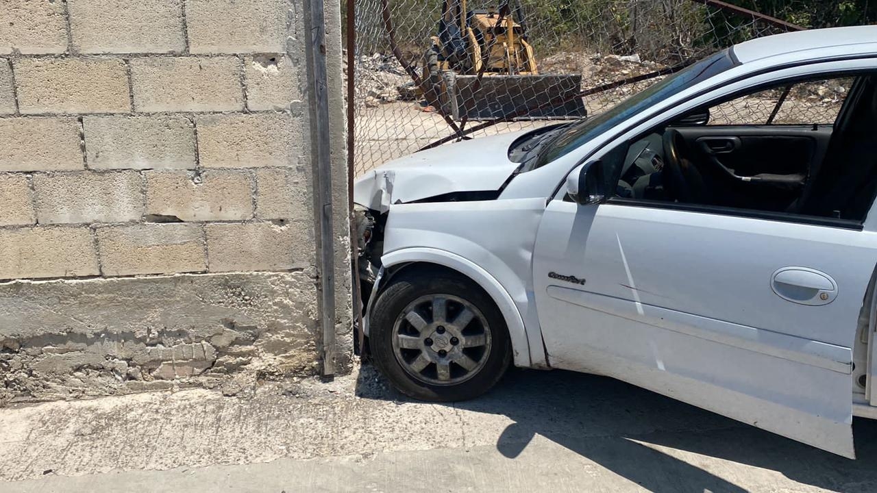 Camión de pasajeros proyecta a vehículo contra barda tras choque en Campeche