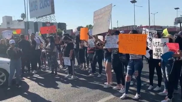 Padres, familiares y  amigos de la víctima exigen justica en Períferico Norte. Foto: Capturad de Pantalla