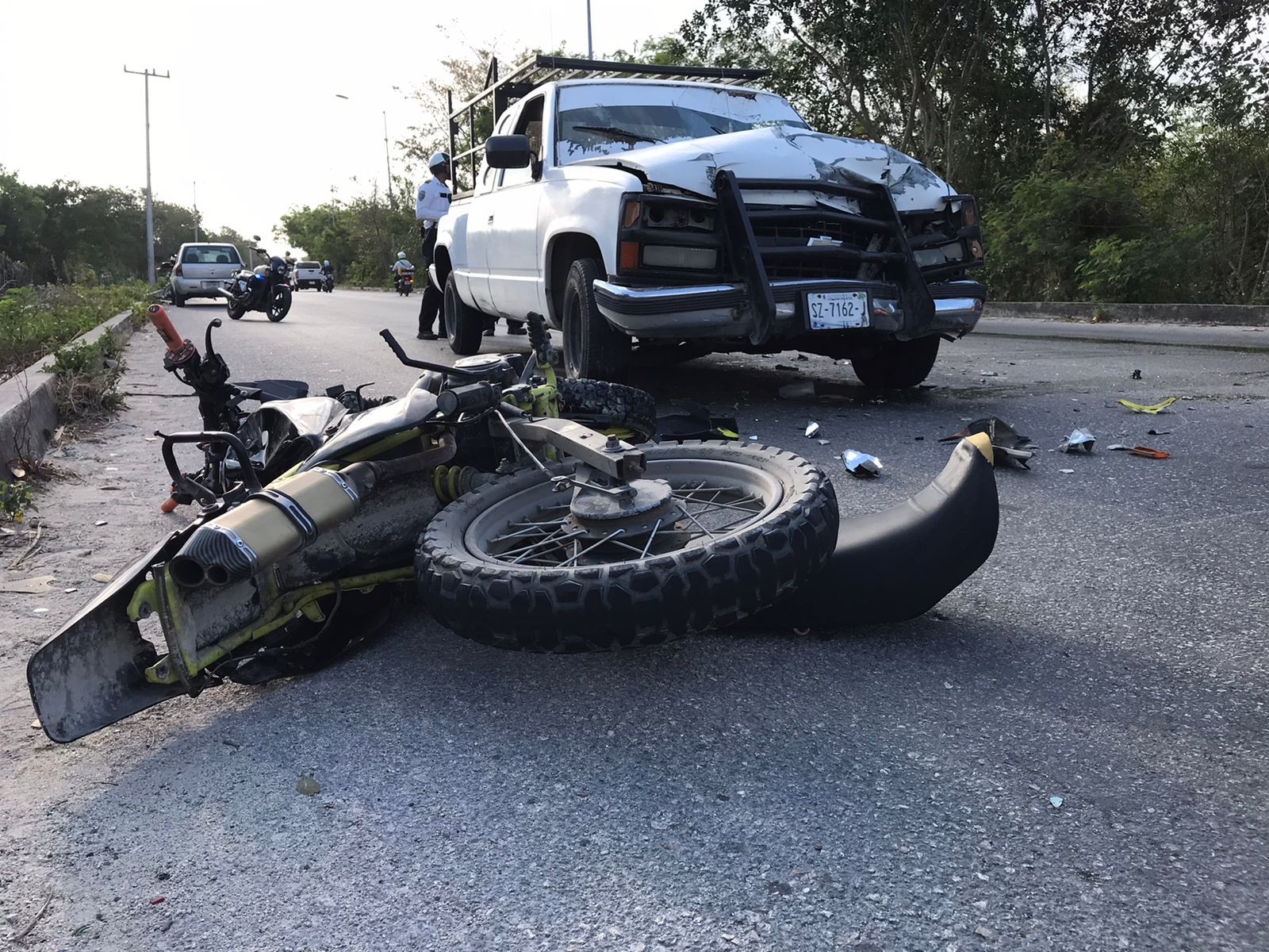 La motocicleta quedó tirada en el Arco Norte, mientras su conductor fue trasladado al Hospital General de Cancún tras el accidente