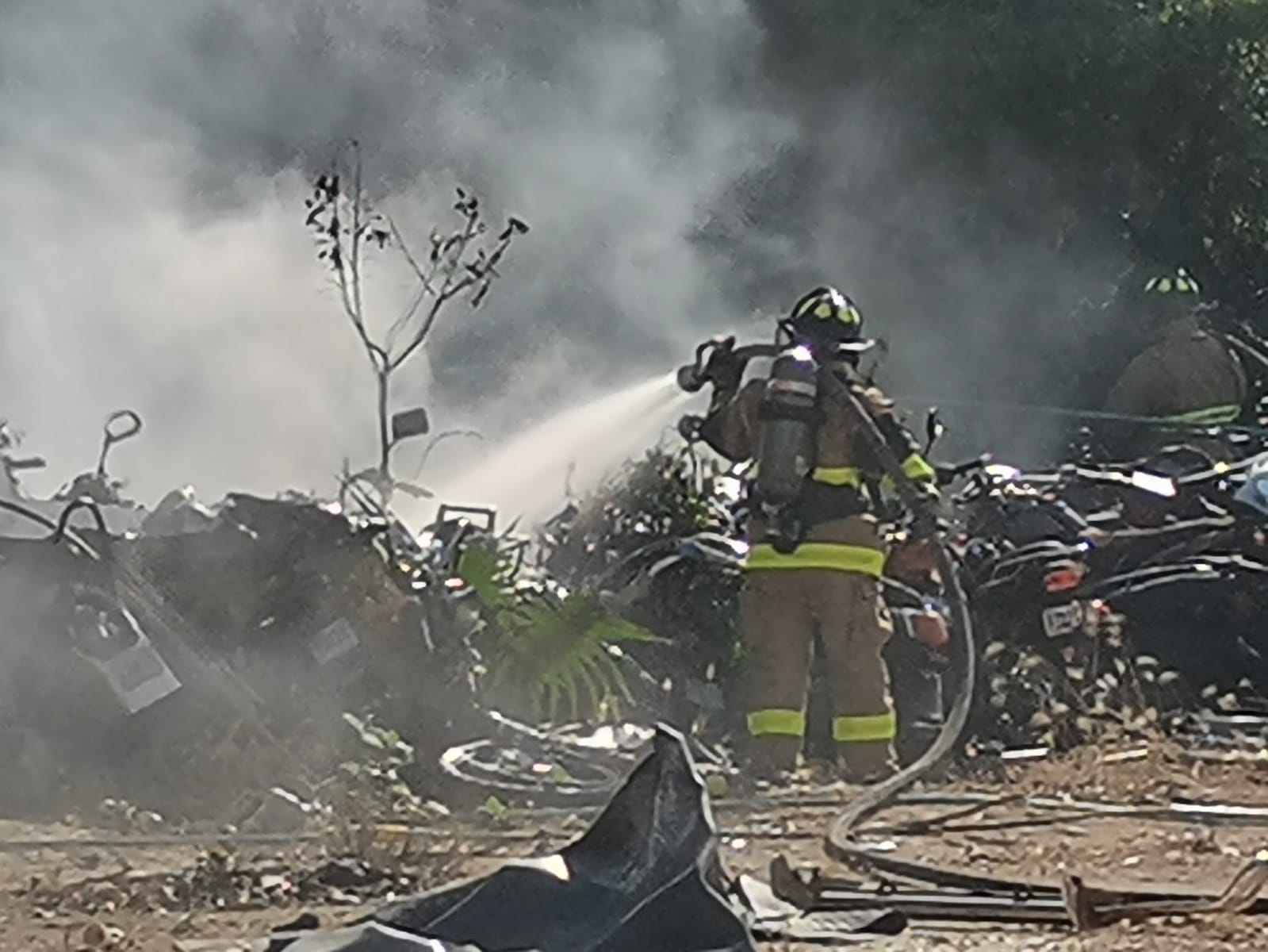 El incendio causó una columna de humo, que fue vista desde la carretera Cancún-Tulum, donde ya trabajan para apagarlo