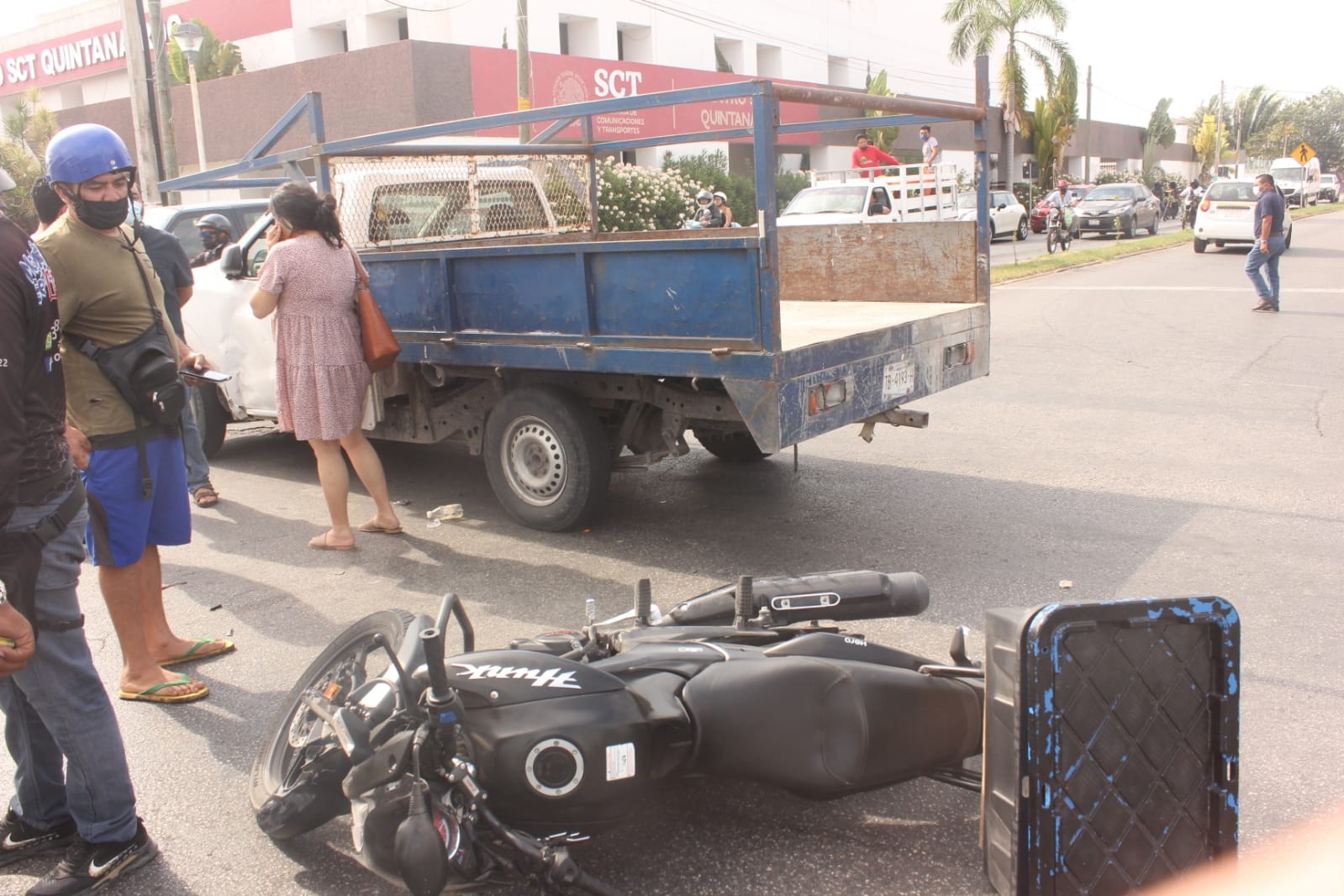 La motocicleta y la camioneta involucradas en el accidente en Chetumal, fueron llevadas al corralón de la ciudad, pues la agraviada fue llevada a una clínica