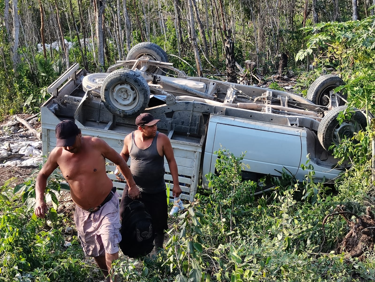 El conductor junto con su acompañante bebían cerveza mientras conducían