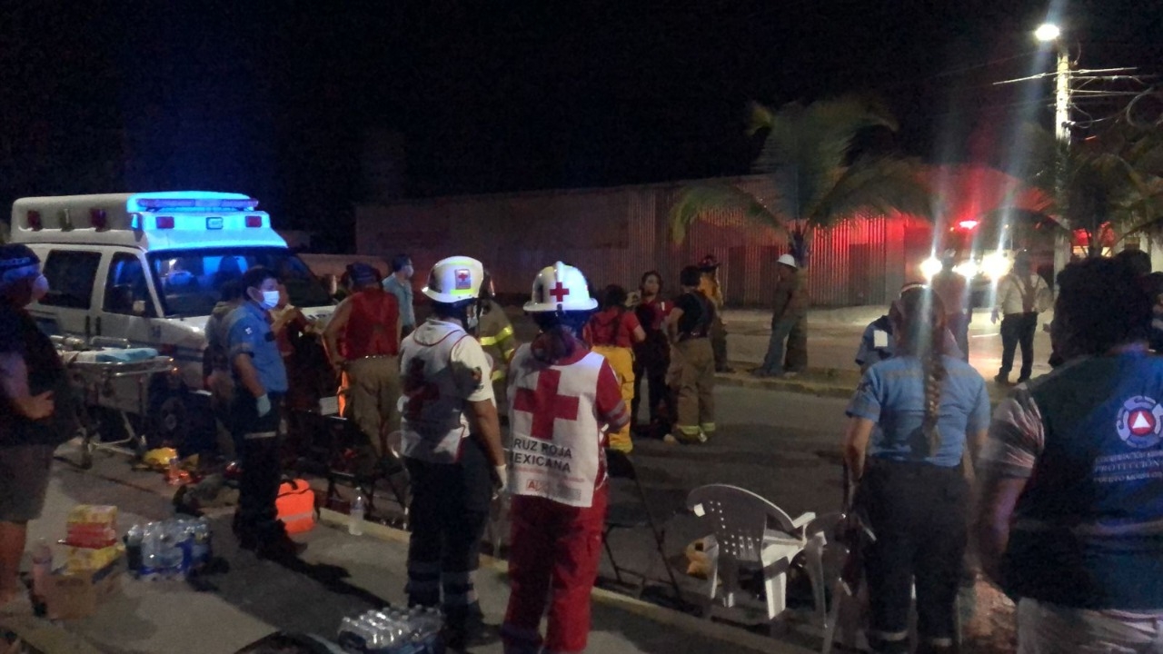 Incendio en empaquetadora de mariscos genera horas de pánico en Puerto Morelos 