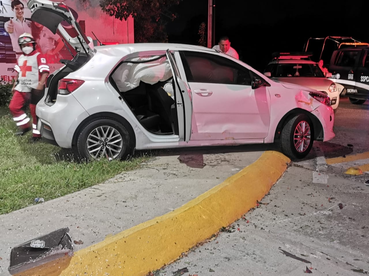 Automovilista vuelca en Ciudad del Carmen por esquivar una... ¡bolsa de basura!