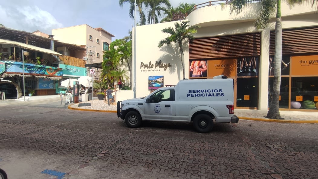 Personal del Semefo trasladó el cuerpo a la morgue en Playa del Carmen, luego de que Servicios Periciales levantara posibles indicios de del fallecimiento del hombre