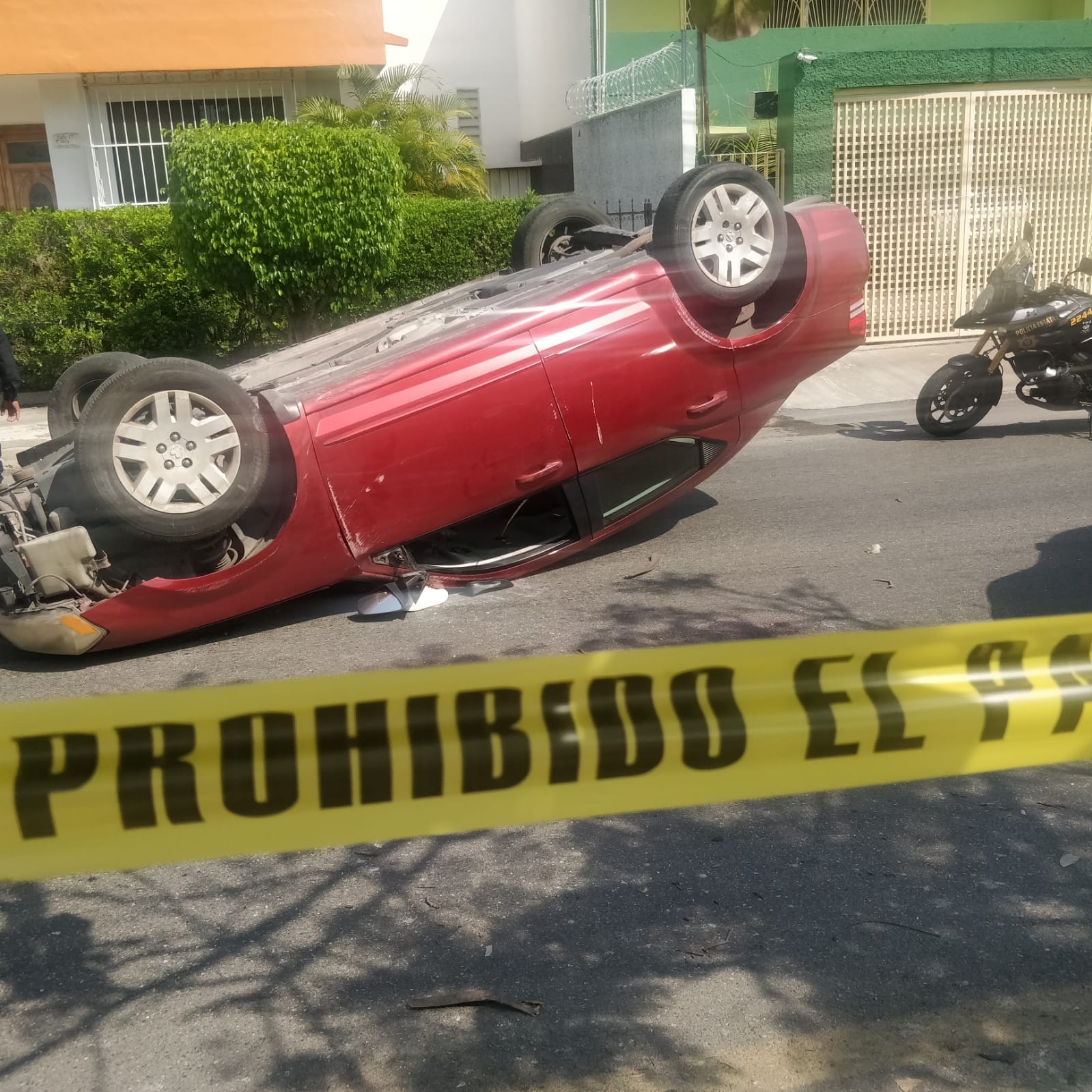 Automovilista 'vuela' tras subirse al camellón sobre la avenida Yucatán en Mérida