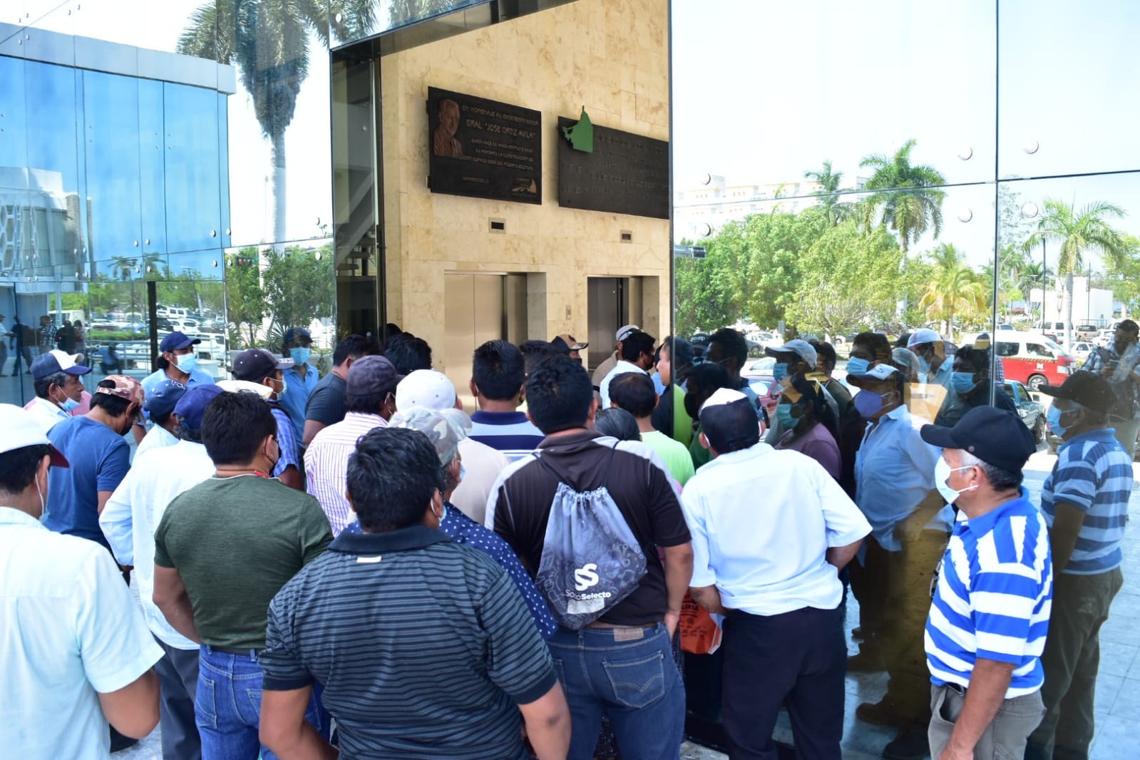 Campesinos protestan afuera de Palacio de Gobierno en Campeche; exigen apoyo a fertilizantes