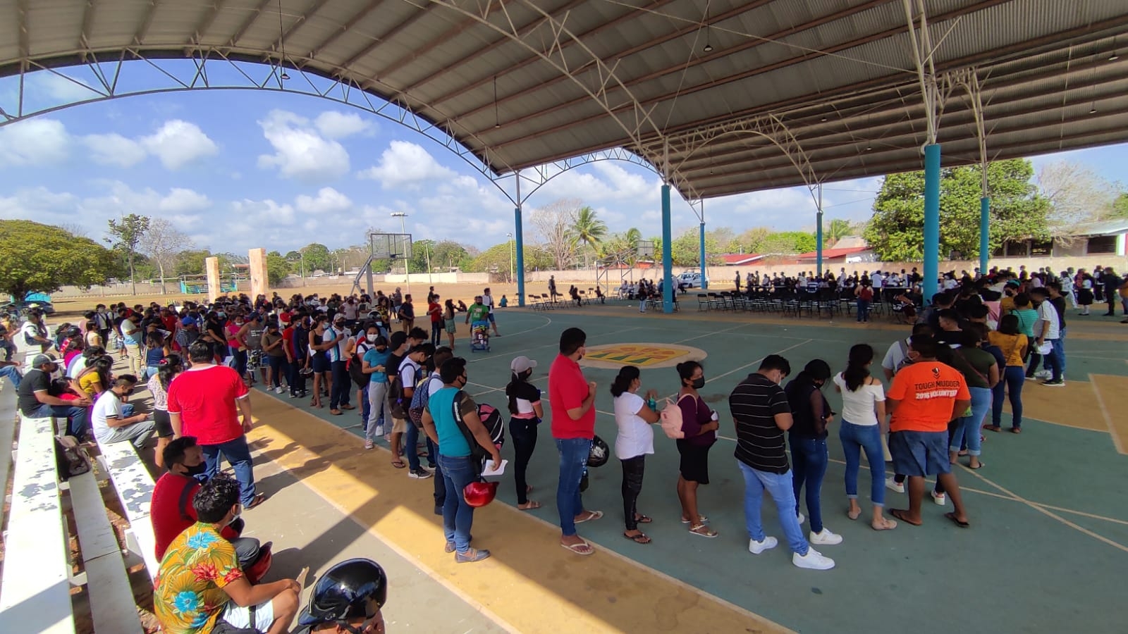 Los menores de 18 años de José María Morelos acudieron con sus tutores para recibir la vacuna Pfizer en el Domo de la ciudad