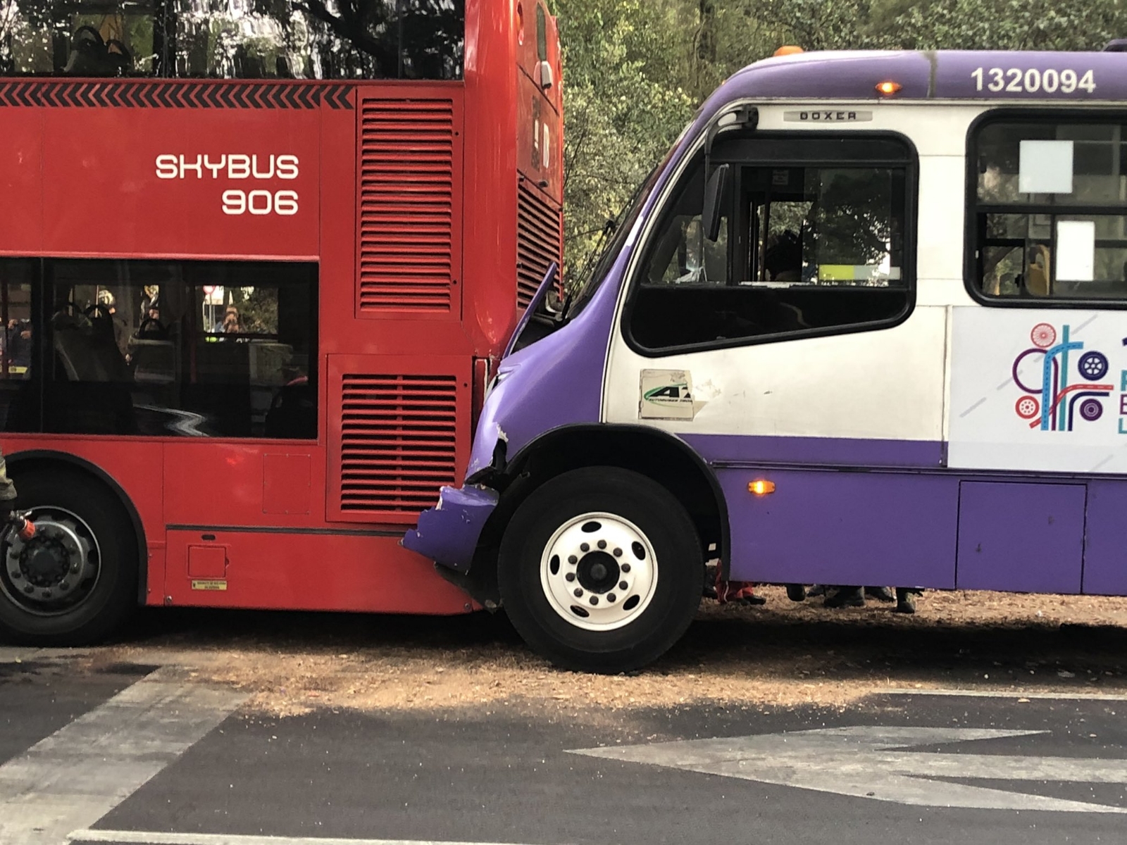 El accidente registrado esta mañana en Paseo de la Reforma entre un metrobus y un autobús dejó como saldo más de 40 personas heridas