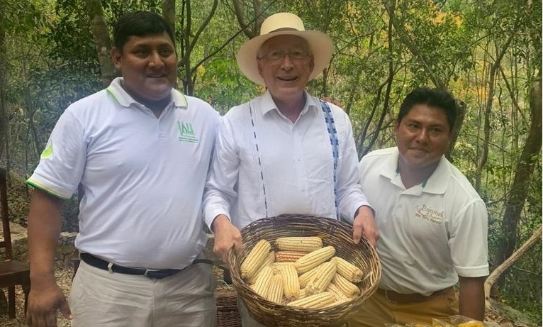 El embajador Ken Salazar disfrutó de lo que se produce en las tierras campechanas