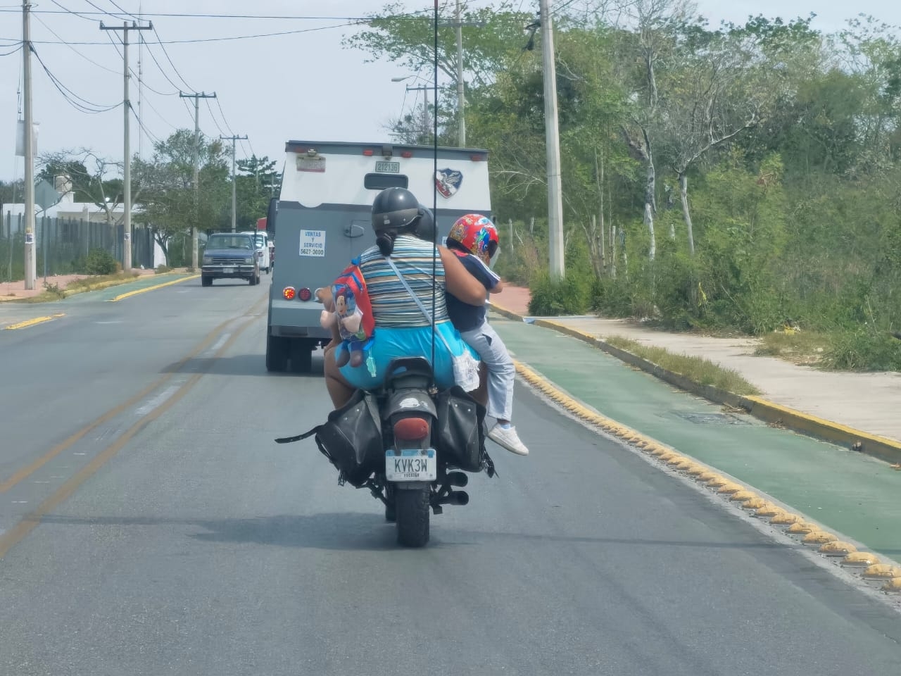 A pesar del peligro, motociclistas viajan con niños en Mérida: VIDEO