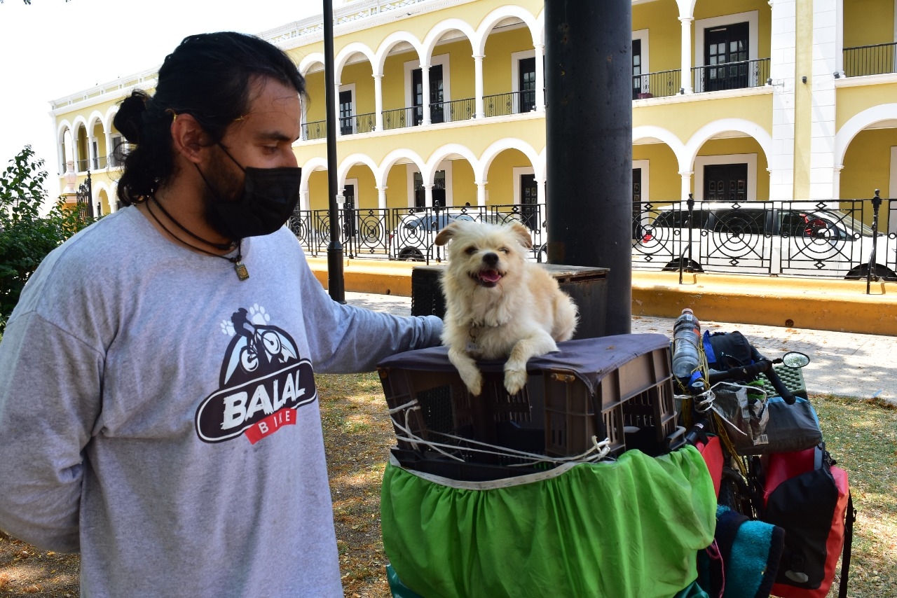 Con su perrito, viajero de Guadalajara quiere llegar al fin del mundo; está en Campeche