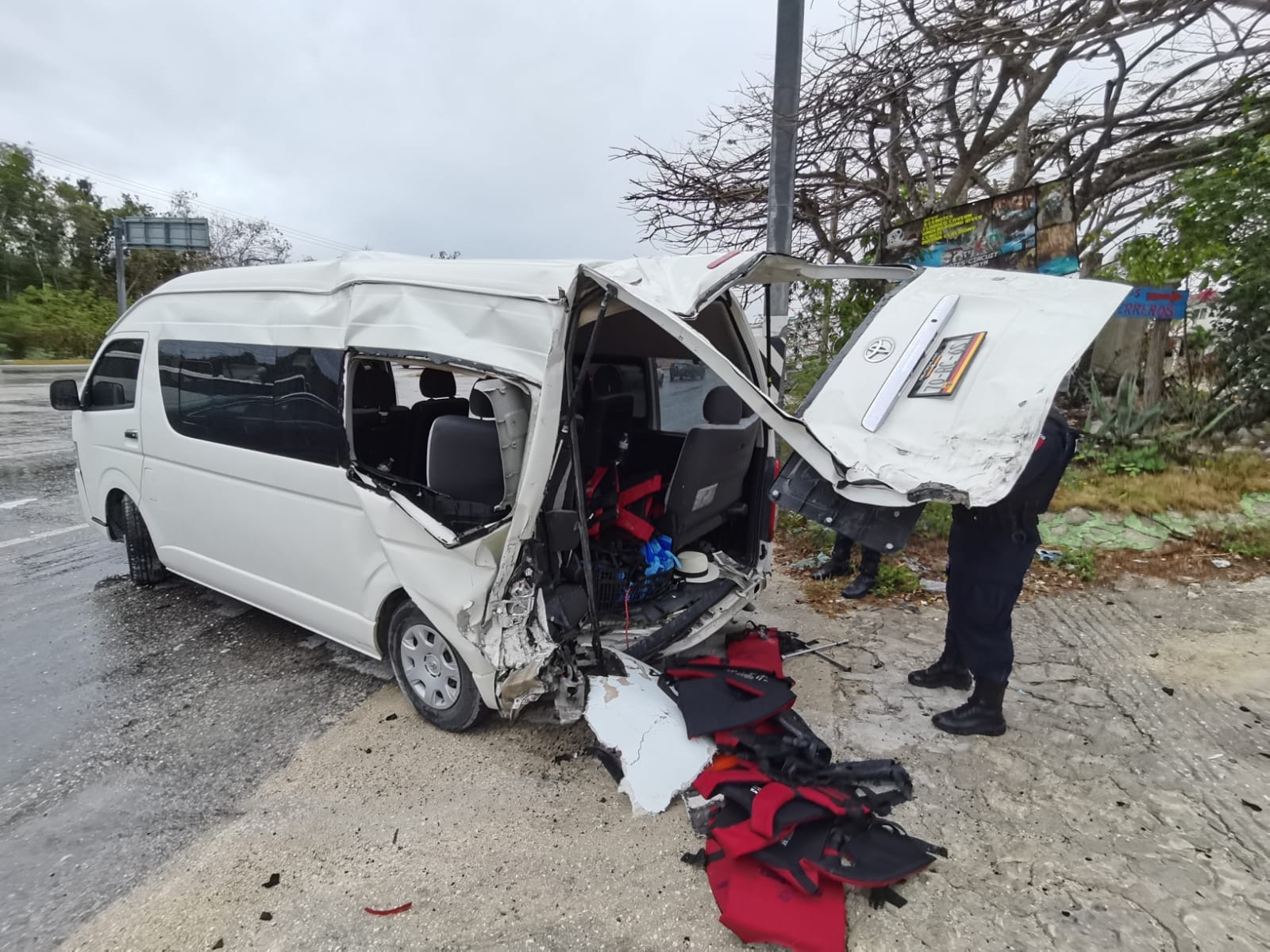 Elementos de la Policía Municipal acudieron al sitio para entrevistarse con el conductor de la van de transporte turística privada