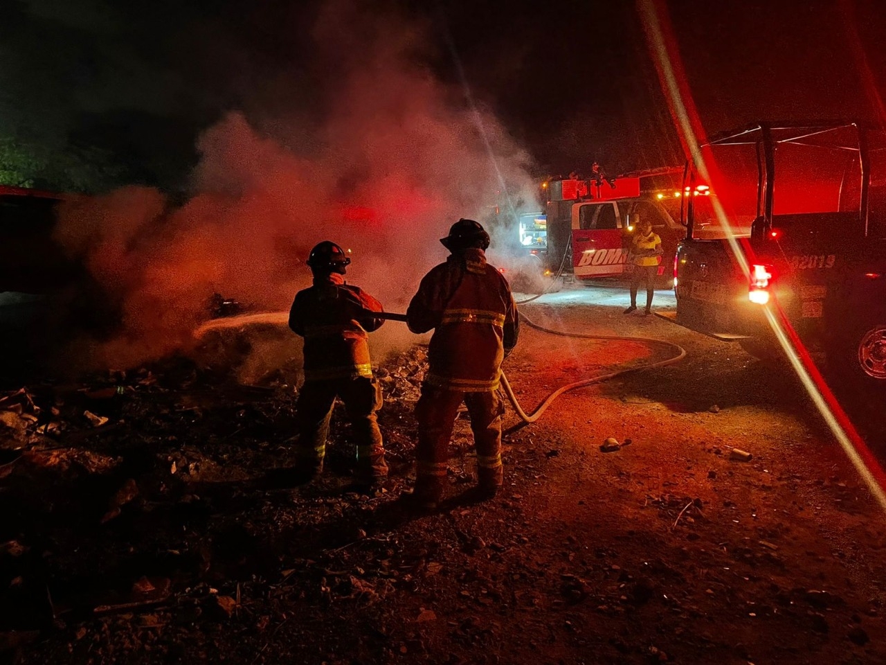 La cantidad de basura era tal que el fuego comenzó a salirse de control