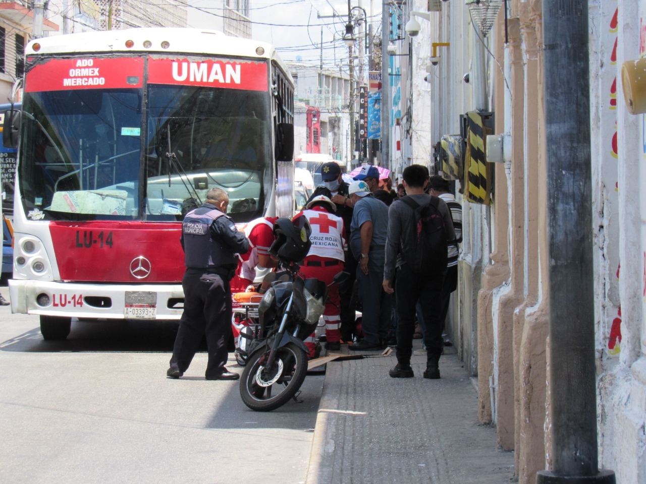 Mujer se desmaya en pleno Centro de Mérida tras ver que atropellen a su esposo