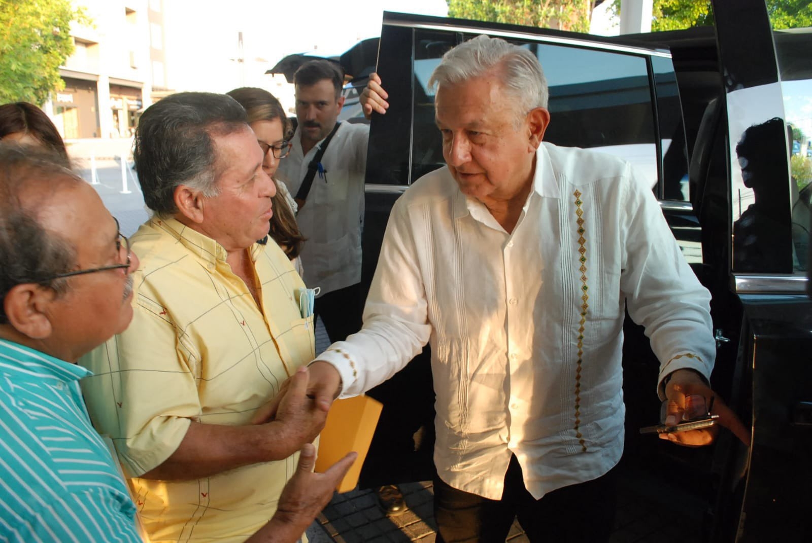 AMLO se dio tiempo para saludar a los asistentes a Dos Bocas en Tabasco y recibir sus peticiones