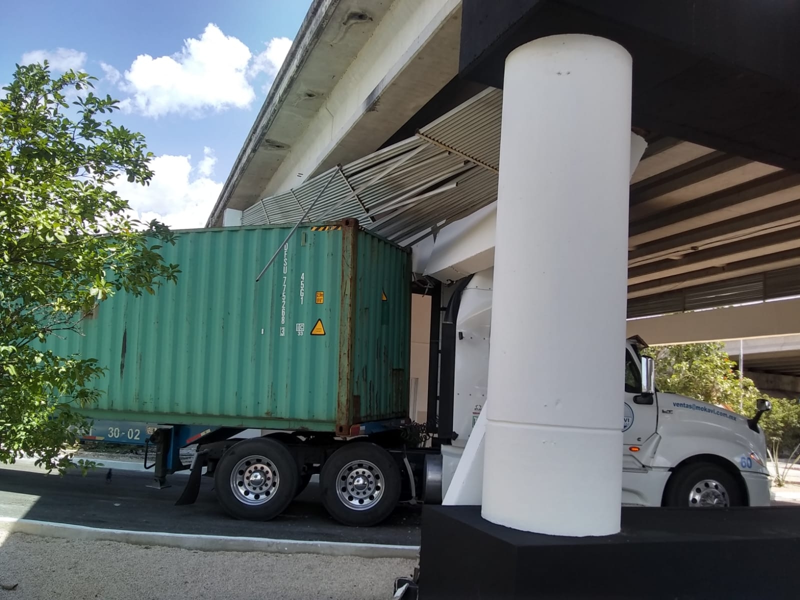 El conductor no midió el tamaño de su unidad y se quedó atorado debajo del puente, dañando la obra recién inaugurada