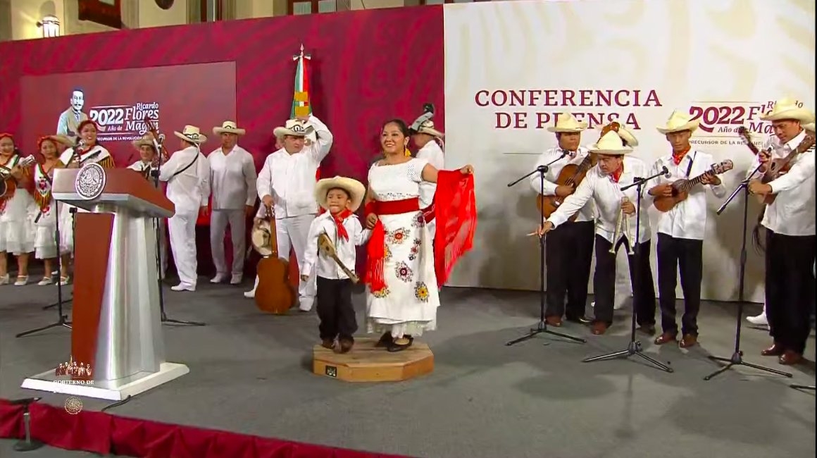 Con sones veracruzanos, AMLO celebra a mamá desde Palacio Nacional: VIDEO