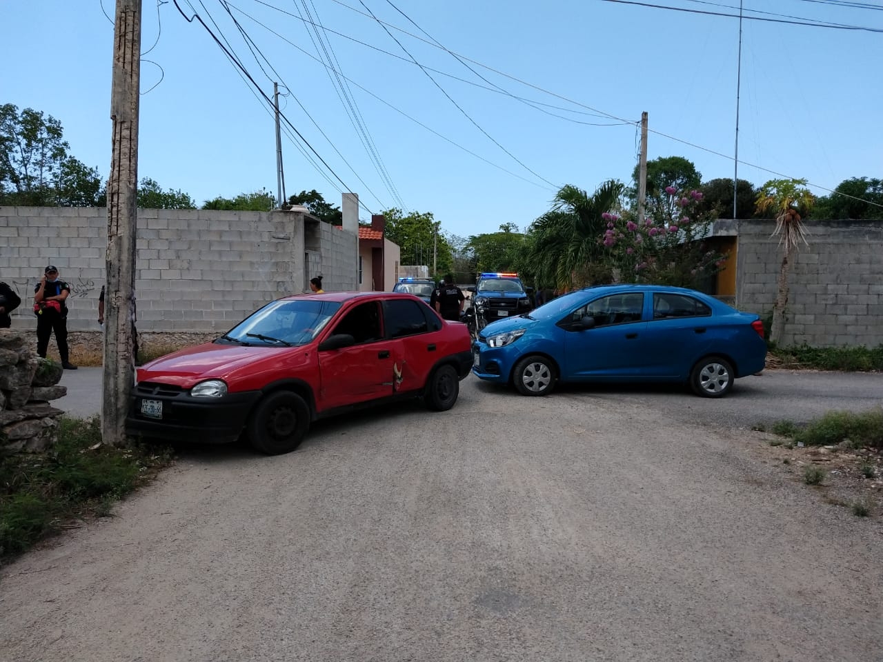 Los vehículos resultaron con fuertes golpes tras chocar en Dzidzantún