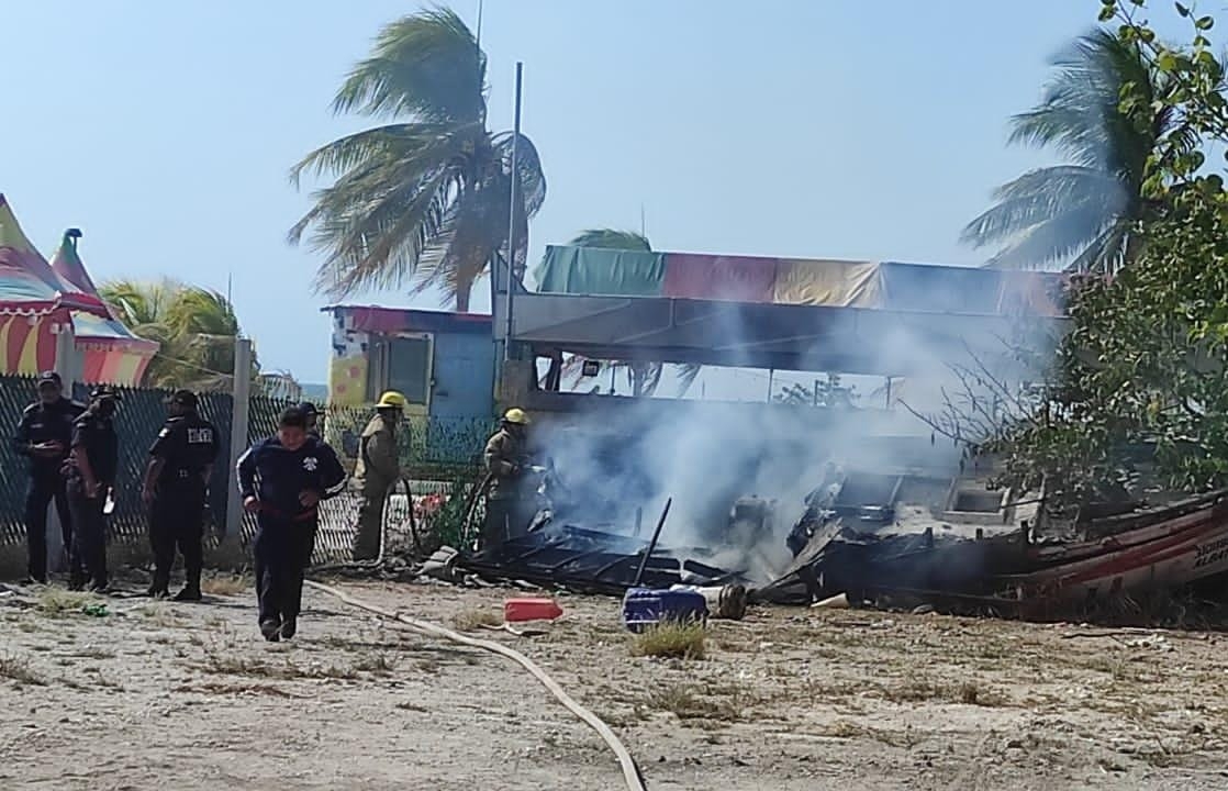 Hombres provocan incendio de una embarcación en el malecón de Progreso