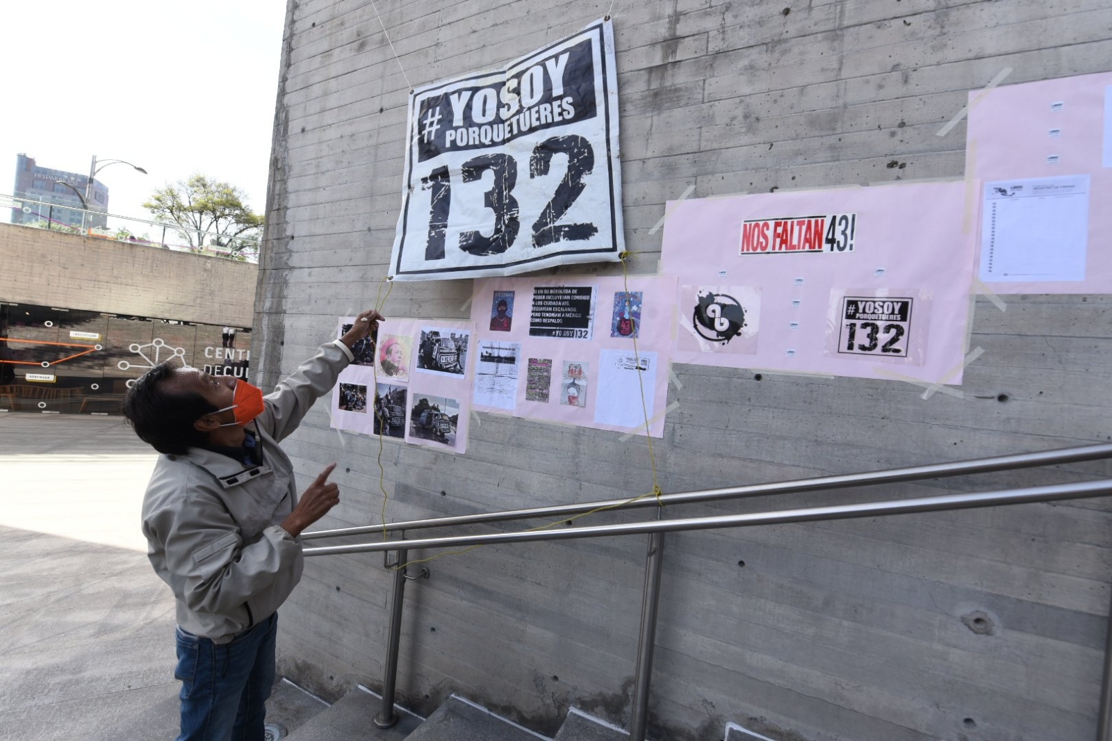 Estudiantes recordaron al #YoSoy132 en la Estela de Luz a 10 años de su creación