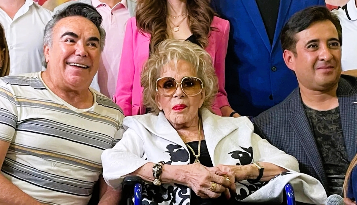 El elenco de 'Caperucita qué onda con tu abuelita' apoyo la decisión de seguir en los escenarios a sus 90 años. Foto: Especial