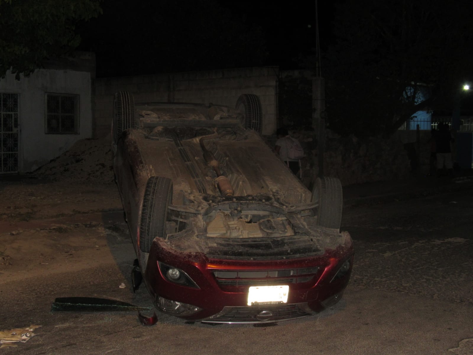 Conductor no respeta el alto y vuelca su auto al Sur de Mérida