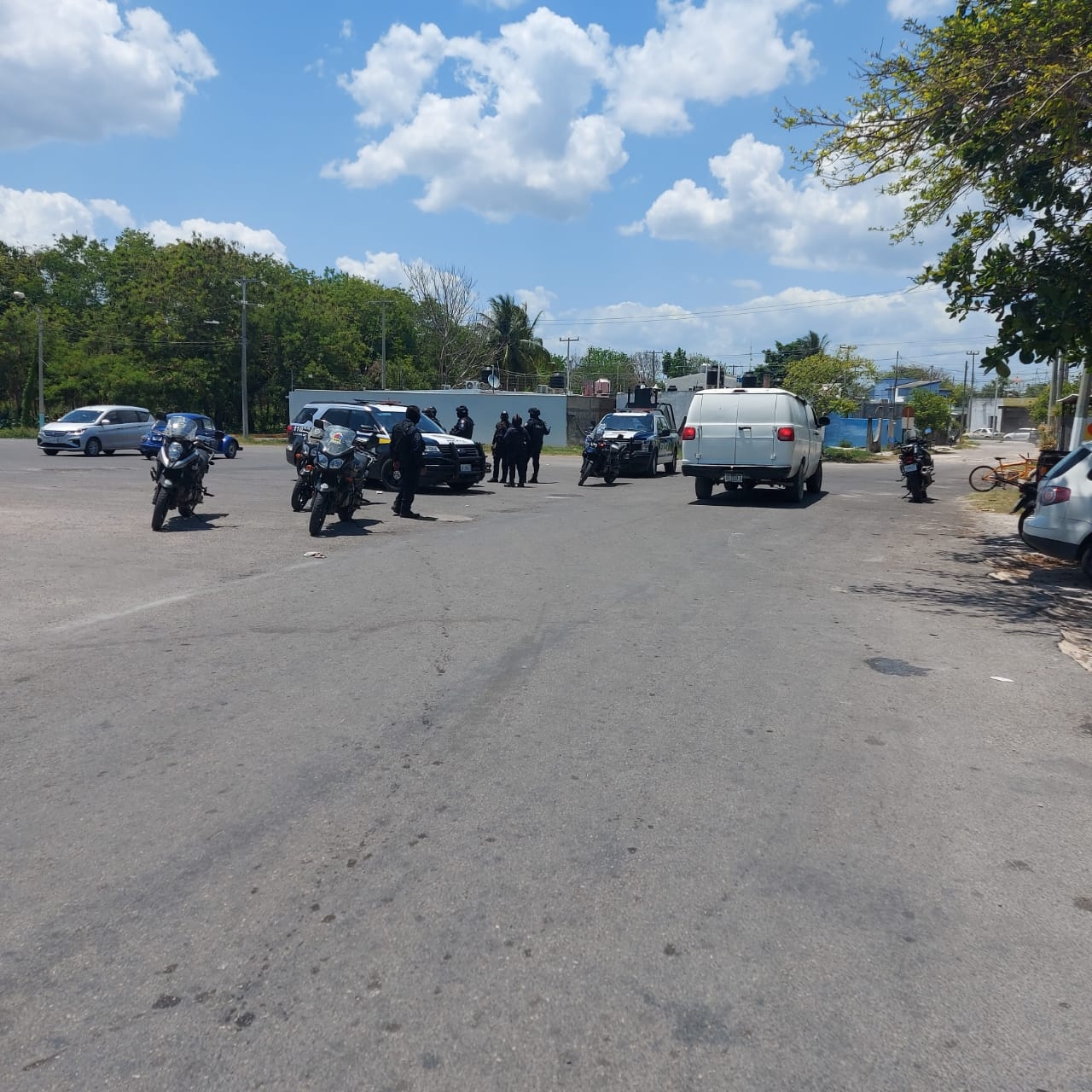 La camioneta blanca fue alcanzada por policías frente al Mercado Municipal de Chetumal, tras una persecución en la ciudad