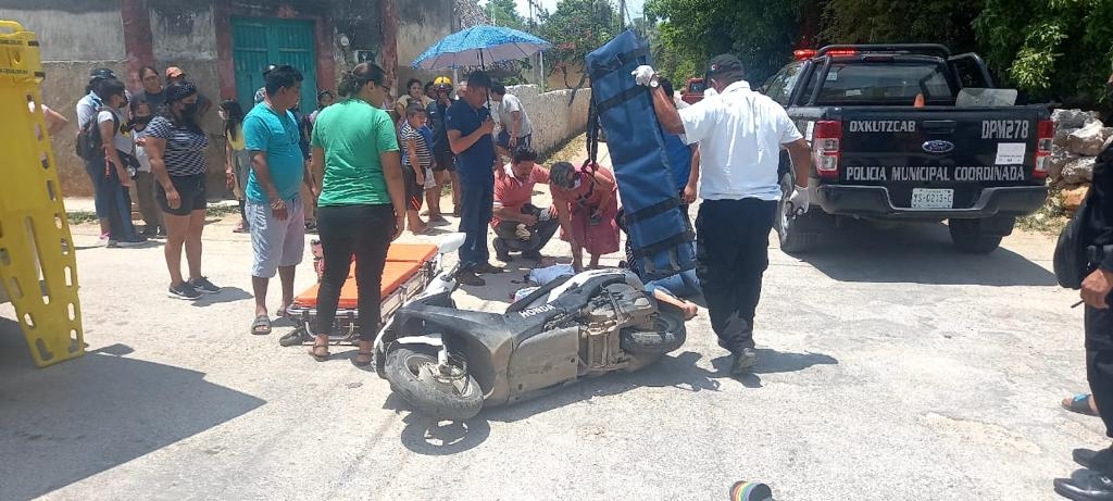 Motociclista ocasiona accidente y termina en el hospital con sus dos hijos en Oxkutzcab