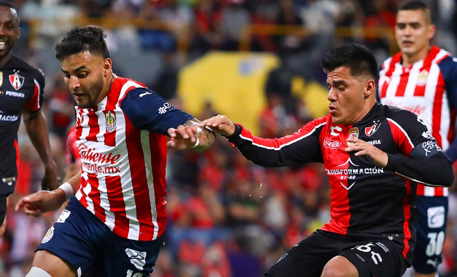 Chivas y Atlas se enfrentan en el partido de ida de los Cuartos de Final. Foto: Especial